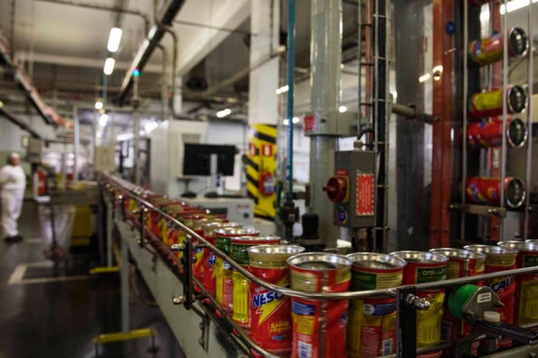 Grandes empresas mudam rotinas para continuar a produção na pandemia