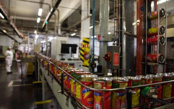 Grandes empresas mudam rotinas para continuar a produção na pandemia