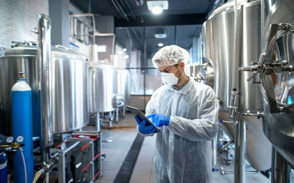 Desafios na Seleção de Materiais para Vedações em Ambientes Químicos Agressivos
